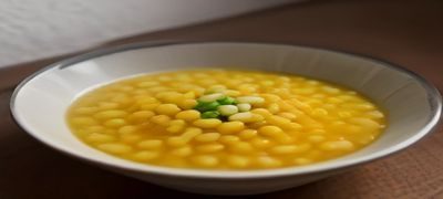 麻豆视频2026年下半年内容战略发布会现场，演讲台前展示新片阵容海报，灯光明亮气氛热烈